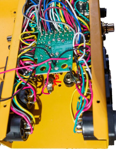 File:Thomann MCT-20 BuchseTestspitzen.jpg